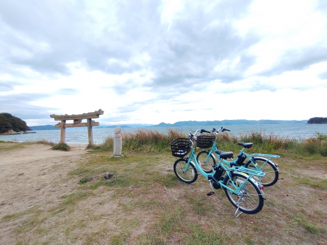 直島の砂浜と鳥居